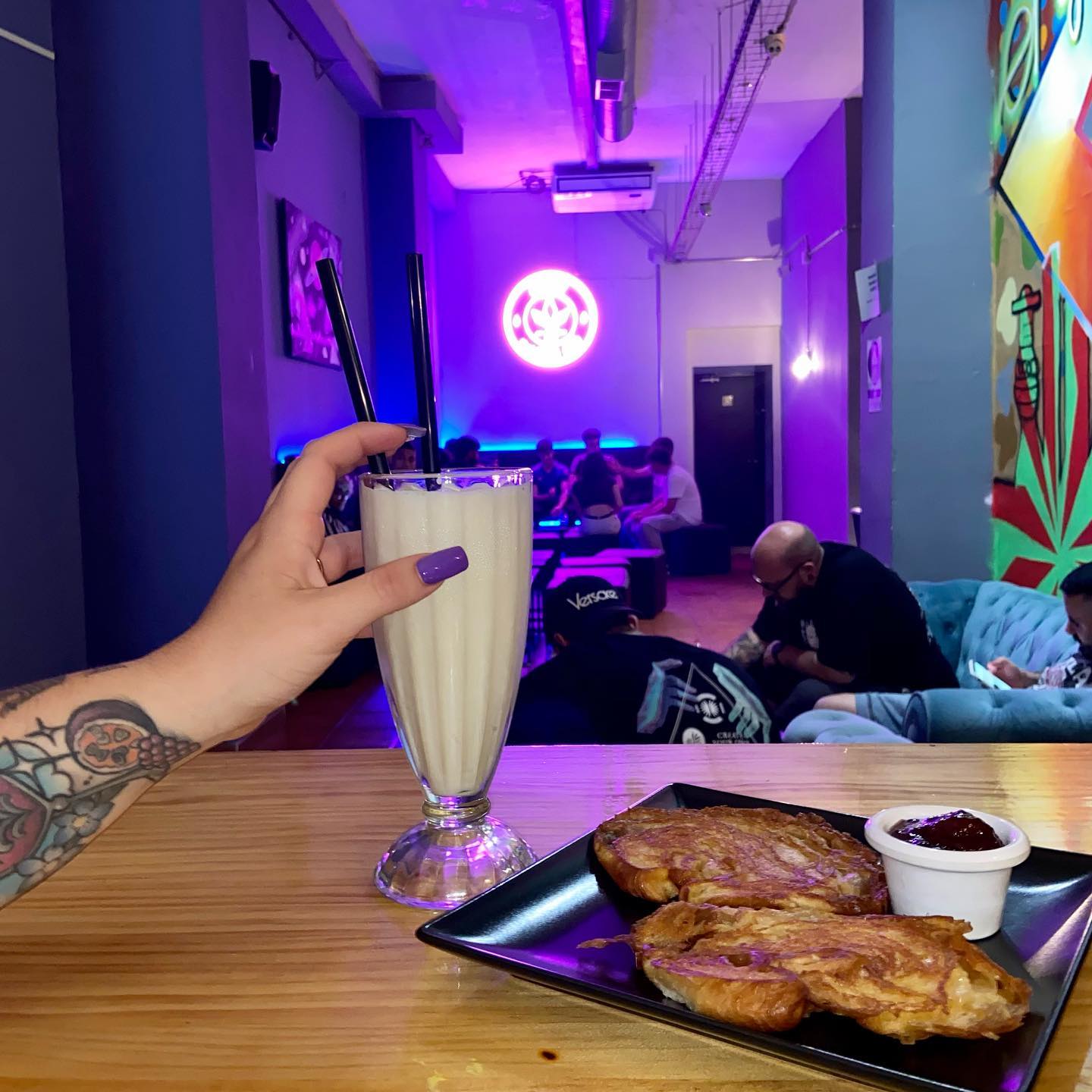 Titanikdan erotik kadrlar kiyingan qizlar va yalangoch yigitlar